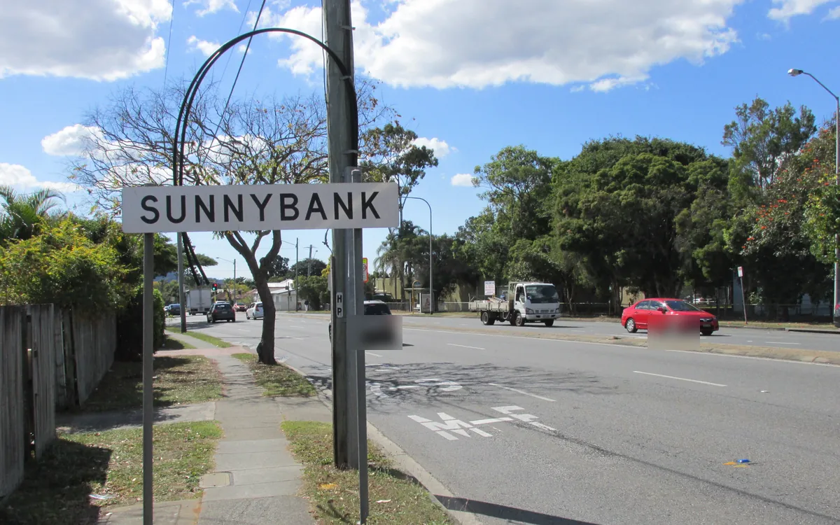 Sunnybank suburb sign on Mains Road